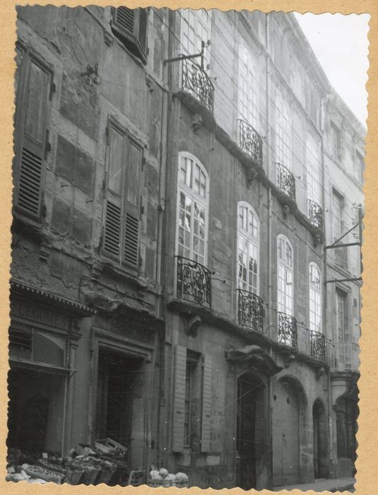 façade sur rue, vue partielle