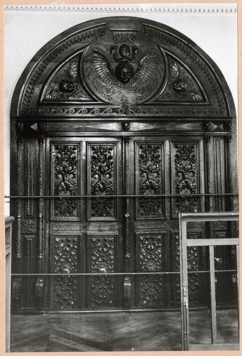 vantaux, fronton de la porte de la salle du conseil - © Ministère de la Culture (France), Médiathèque du patrimoine et de la photographie, Tous droits réservés 