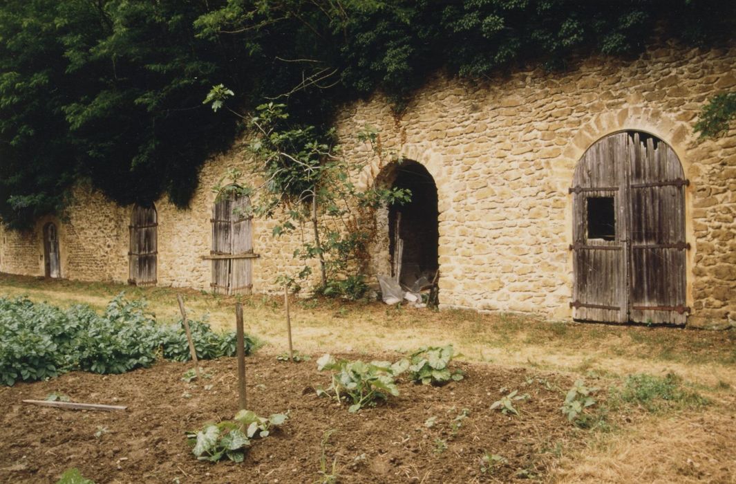 porte ouvrant sur des balmes (grottes)