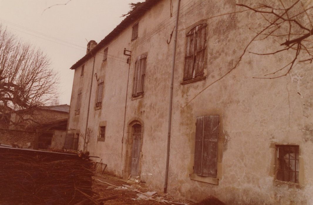 bâtiment situé à l’est de la chapelle, façade ouest, vue partielle