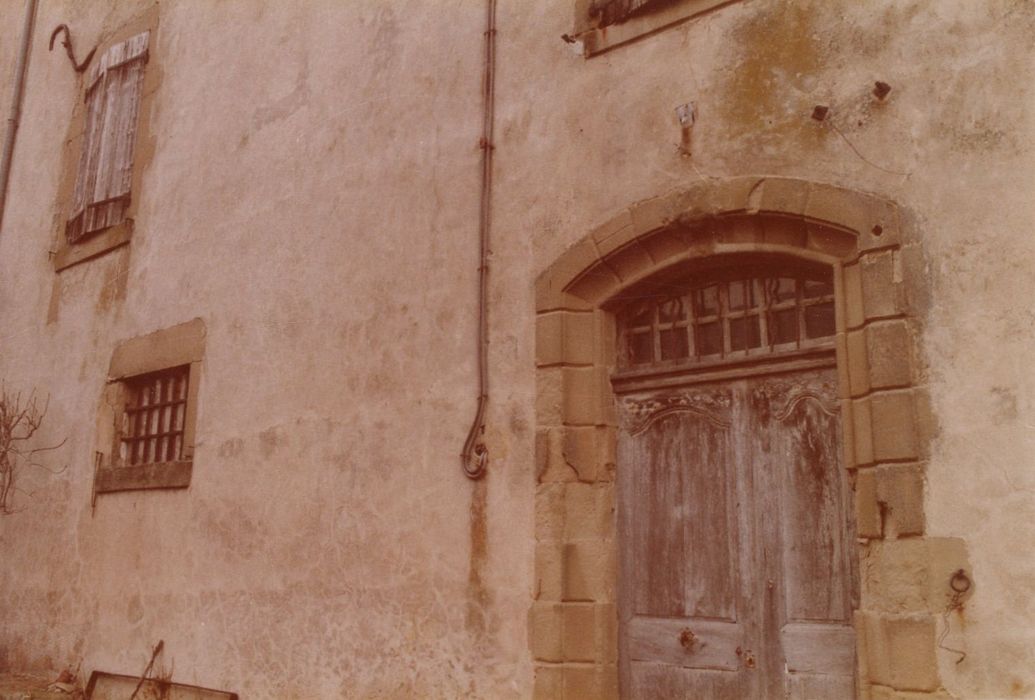 bâtiment situé à l’est de la chapelle, porte d’accès ouest