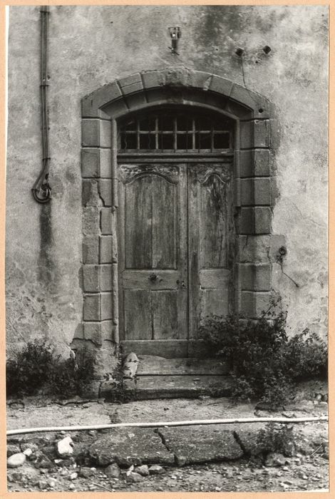 bâtiment situé à l’est de la chapelle, façade ouest, porte d’accès