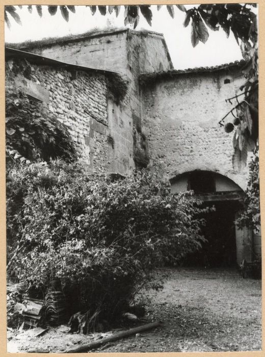 transept nord de la chapelle et logis, vue partielle depuis l’Est