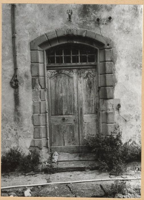 bâtiment situé à l’est de la chapelle, façade ouest, porte d’accès