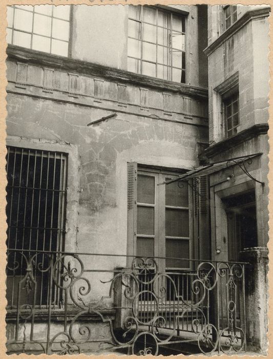 cour intérieure, vue partielle d’une façade