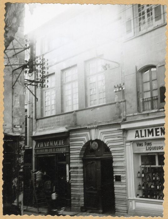 façade sur rue, vue partielle