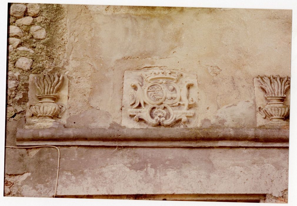 façade nord, bas-relief armorié au-dessus d’une porte