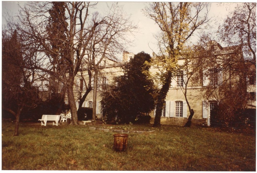 façade sud-ouest sur jardin, vue partielle