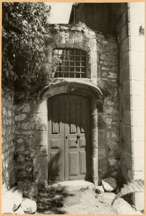 ancienne porte remontée dans le parc