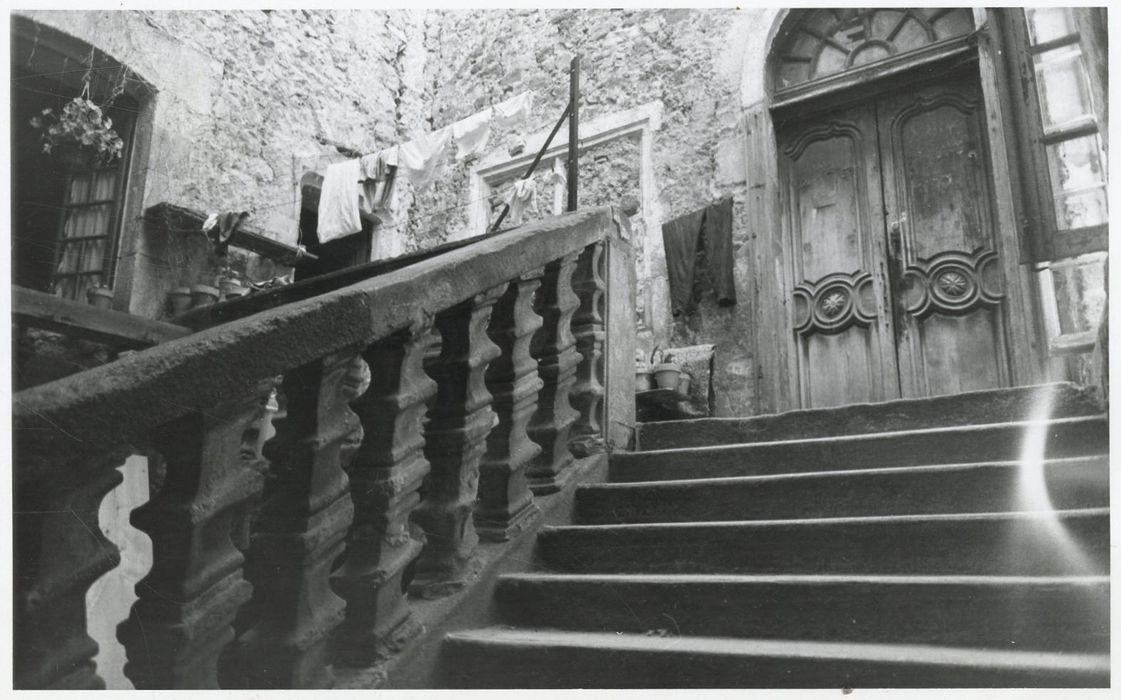 cour intérieure, escalier menant à la porte d’accès