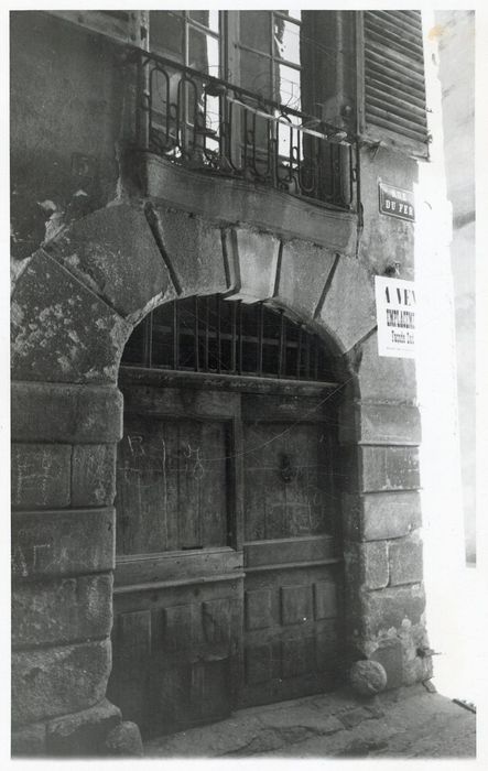 porte d’accès sur rue à la cour intérieure