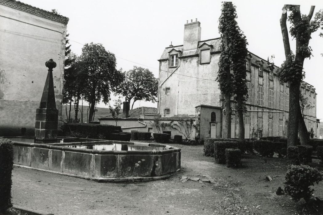 fontaine de la cour des communs