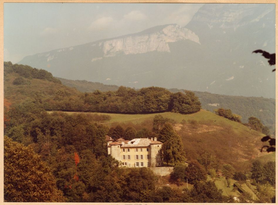 vue générale du château dans son environnement depuis l’Ouest