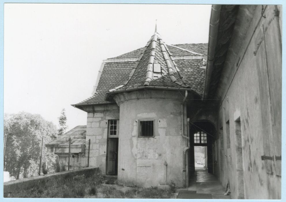 pavillon d’entrée, détail du passage sur le rempart