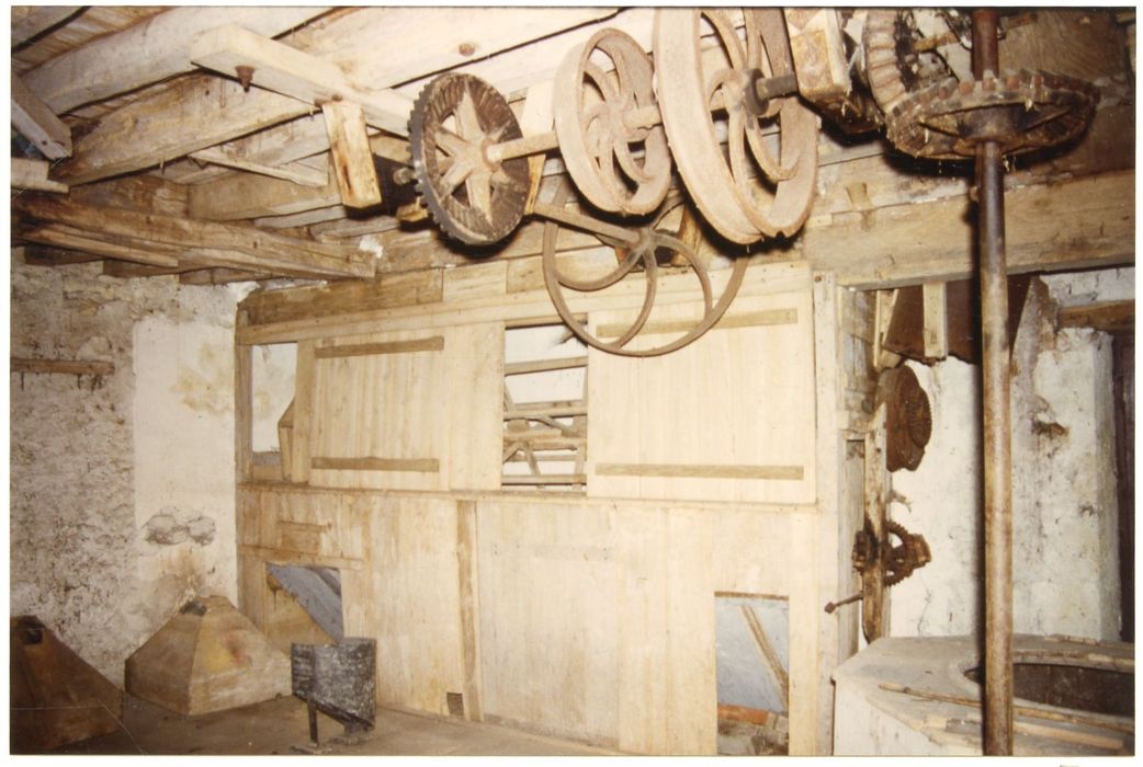 moulin, 1er étage, bluterie avec les poulie permettant de hisser les sacs