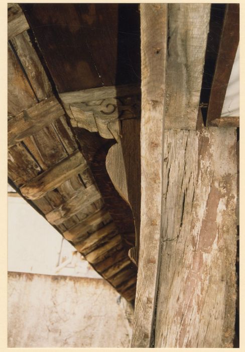 aile du cloître, 2e étage, galerie, détail d’un corbeau de la toiture