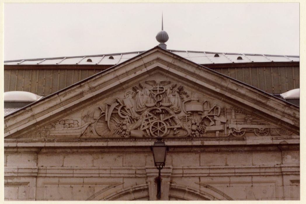 façade nord-est, détail du fronton