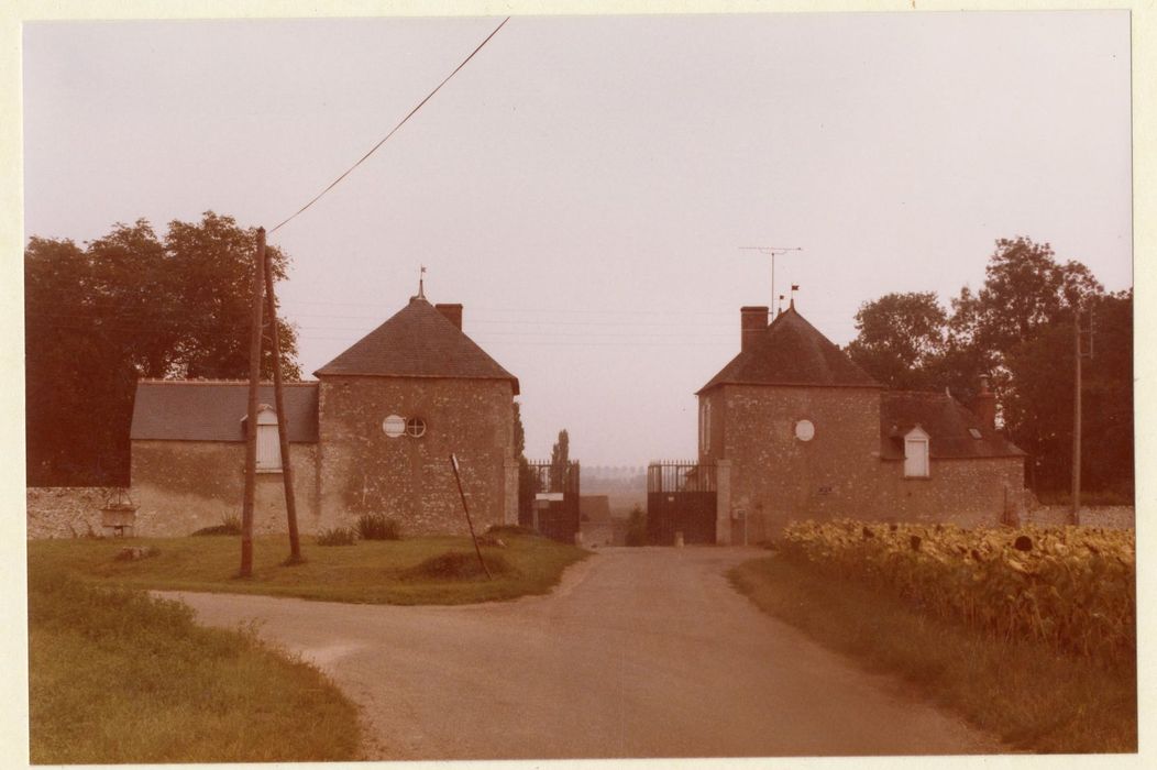 pavillons d’entrée encadrant la grille d’accès nord