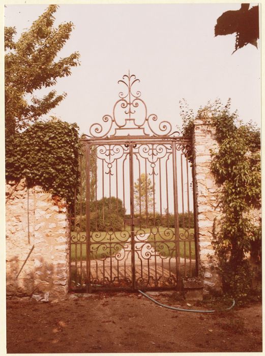 grille d’accès nord aux jardins