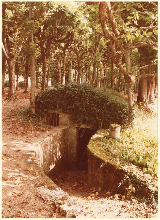 accès à la chapelle enterrée