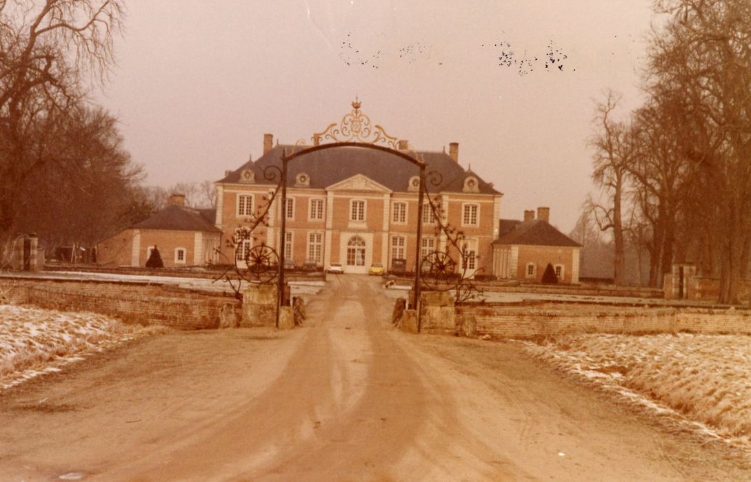 grille d’accès sud-est à la cour d’honneur