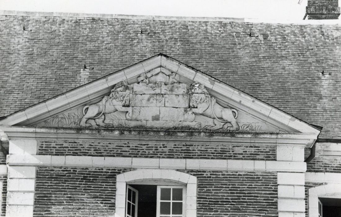 façade sud-est, avant-corps central, détail du fronton