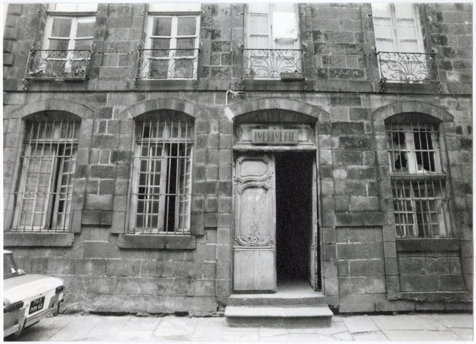 façade ouest sur rue, porte d’accès