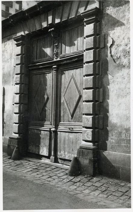 portail monumental sur rue d’accès à la cour d’honneur