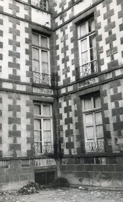 cour d’honneur, vue partielle des façades