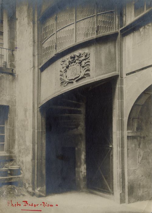 cour intérieure, escalier, vue partielle