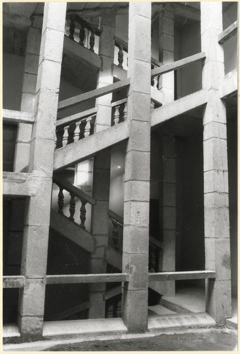 cour intérieure, escalier monumental, vue partielle