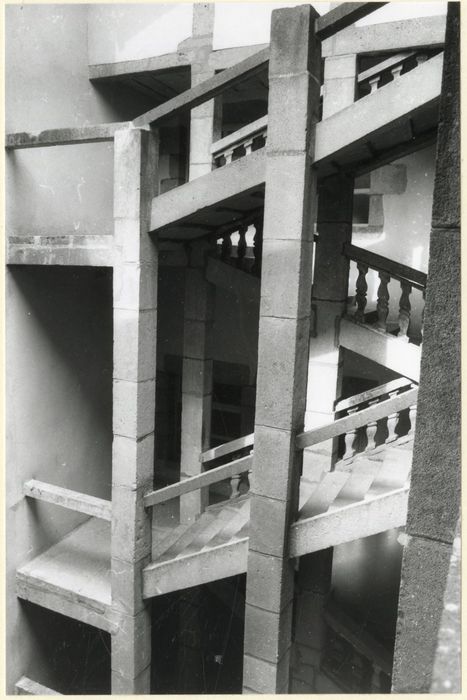 cour intérieure, escalier monumental, vue partielle