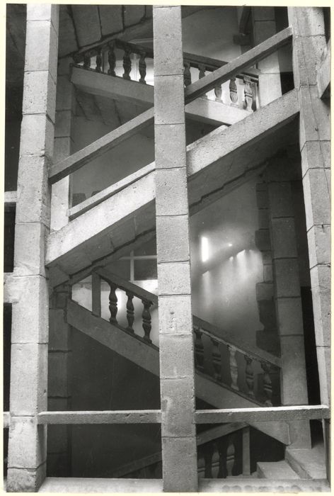 cour intérieure, escalier monumental, vue partielle