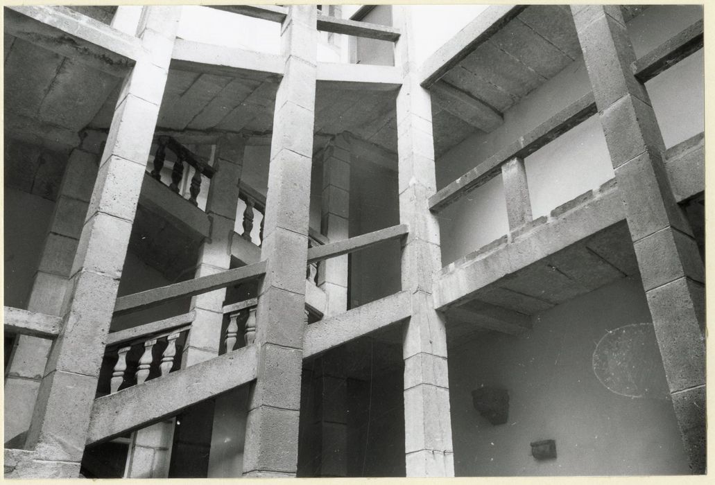 cour intérieure, escalier monumental, vue partielle