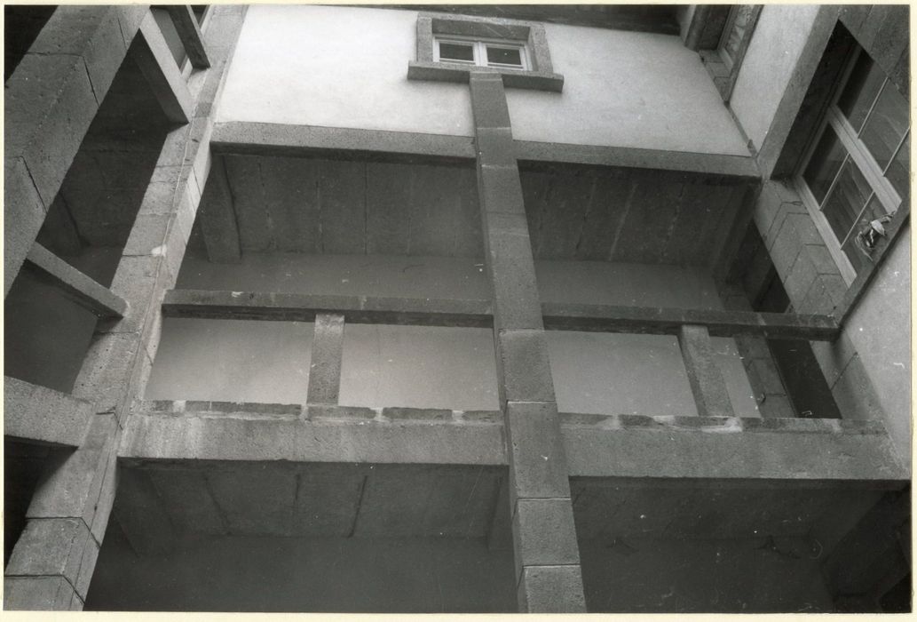 cour intérieure, escalier monumental, vue partielle