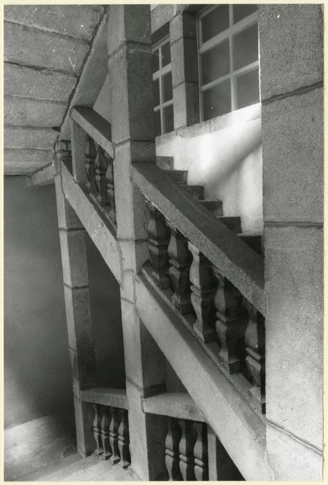 cour intérieure, escalier monumental, vue partielle