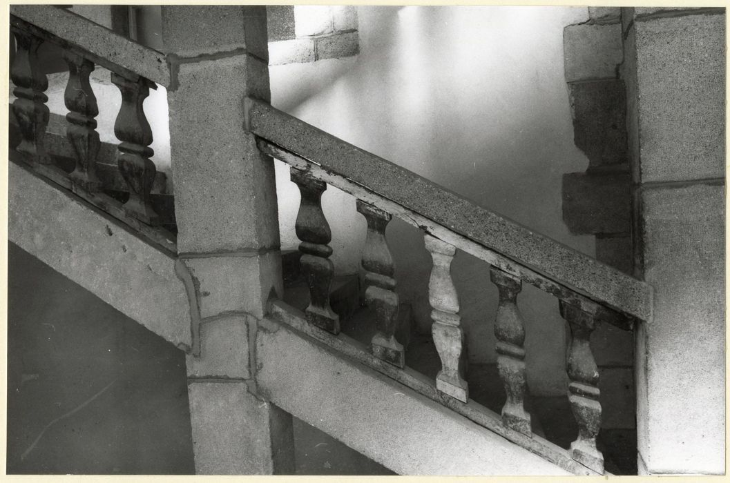 cour intérieure, escalier monumental, détail des balustres en bois