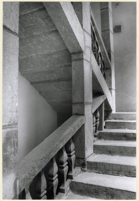 cour intérieure, escalier monumental, vue partielle