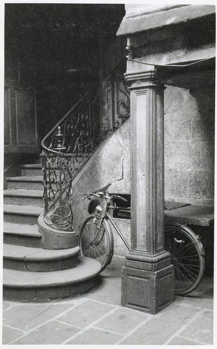 cour intérieure, détail du départ de la rampe de l’escalier