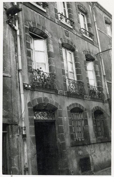 façade sur rue rue, vue partielle