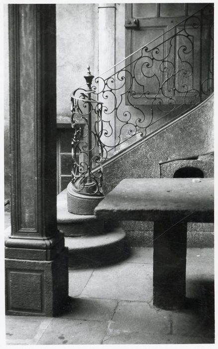 cour intérieure, détail du départ de la rampe de l’escalier