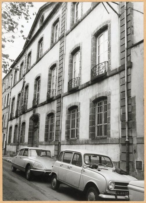 façade sur rue, vue partielle