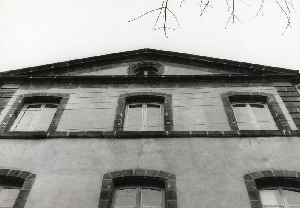 façade sur rue, avant-corps central, vue partielle