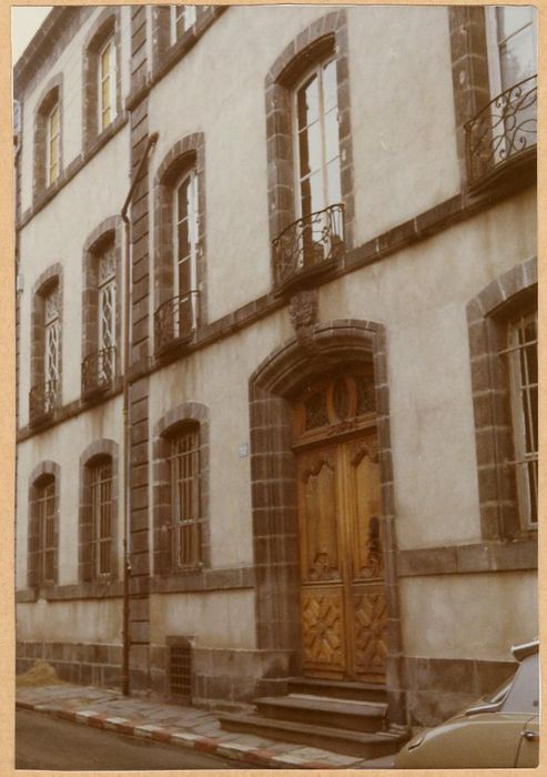 porte d’accès sur rue