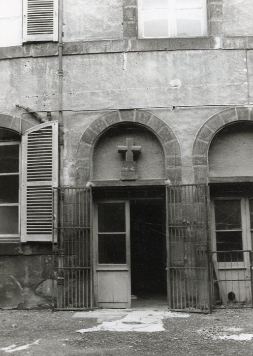 porte d’accès sur la cour intérieure