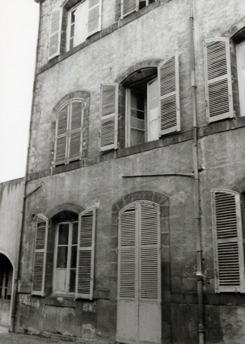 cour intérieure, vue partielle d’une façade