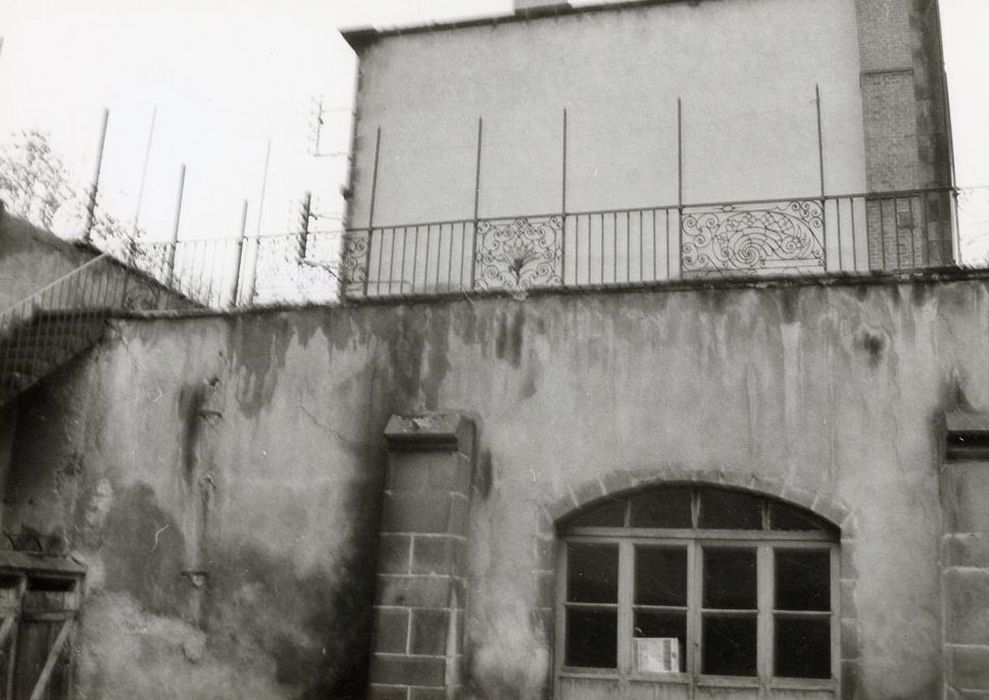 cour intérieure, garde-corps sur une terrasse surélevée