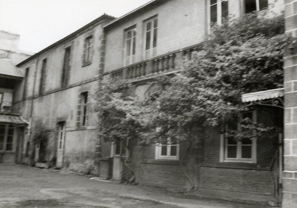 cour intérieure, vue partielle des façades