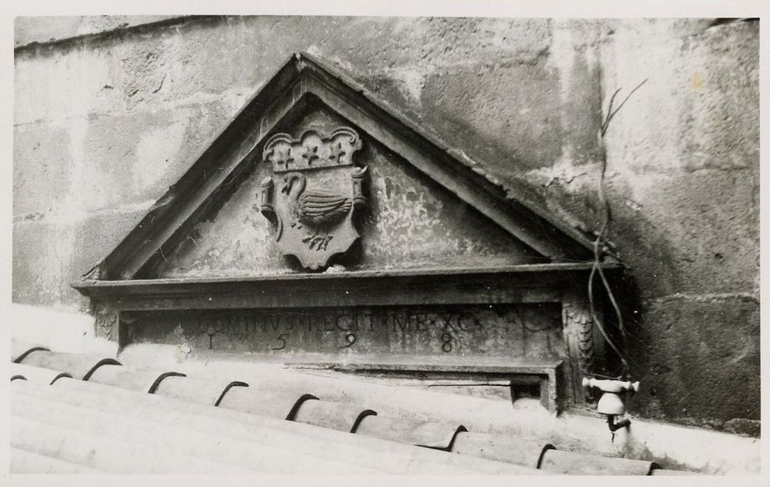 détail d’un fronton de porte armorié sur l’ancienne cour intérieure