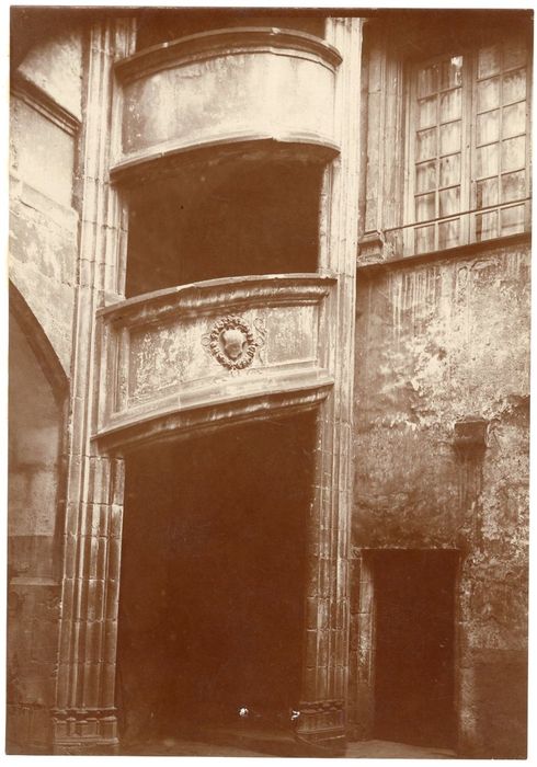 cour intérieure, porte d’accès à la tourelle d’escalier